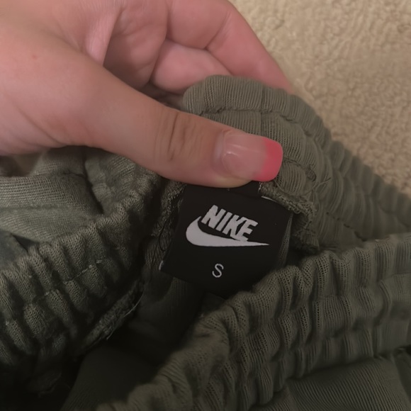Nike jogger. I think these are Nike tech not 100 % - Picture 3 of 4